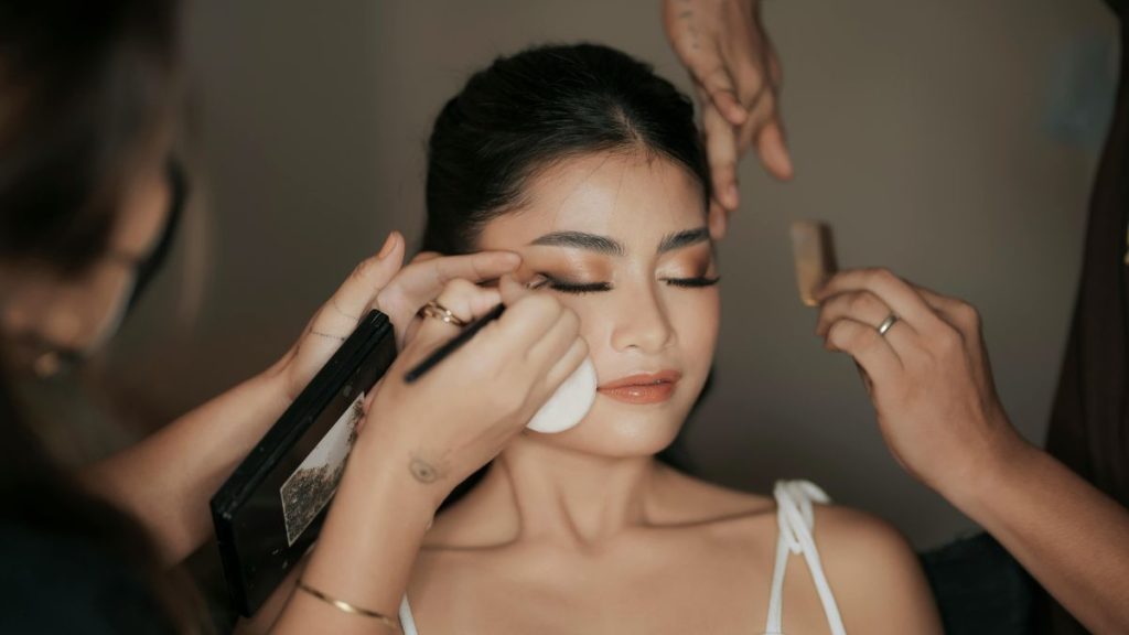 Why Are My Eyelashes Falling Out? Common Causes & Solutions